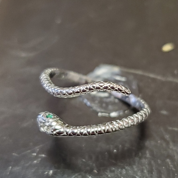 Jewelry - Sterling silver snake ring size 8